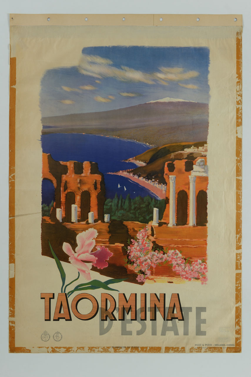 veduta del golfo di Taormina con resti architettonici e fiori in primo piano (manifesto) - ambito italiano (sec. XX)
