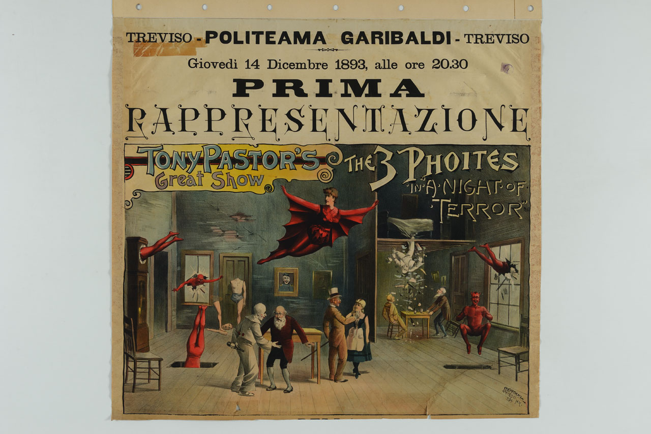 scena teatrale con una donna pipistrello in volo, diavoli rossi che saltano e attraversano finestre e altri personaggi (manifesto) - ambito statunitense (sec. XIX)