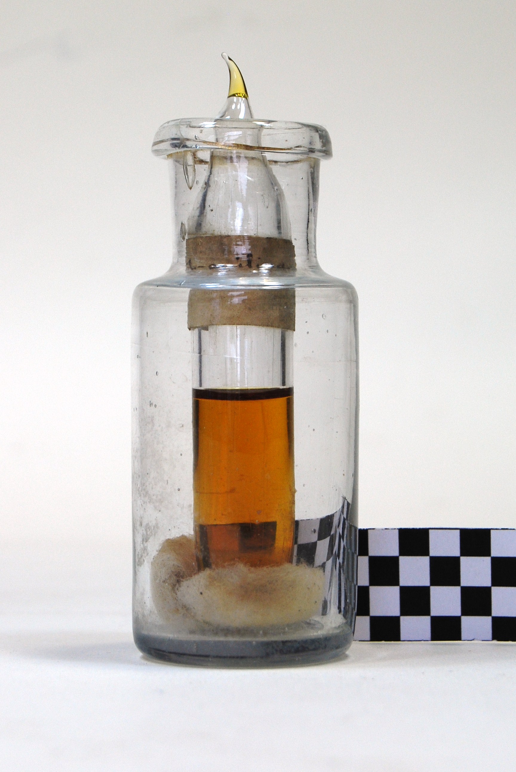 allilanilina (prodotto chimico, di sintesi) di Ugo Schiff (laboratorio) - scuola chimica fiorentina (metà/ inizio XIX/ XX)