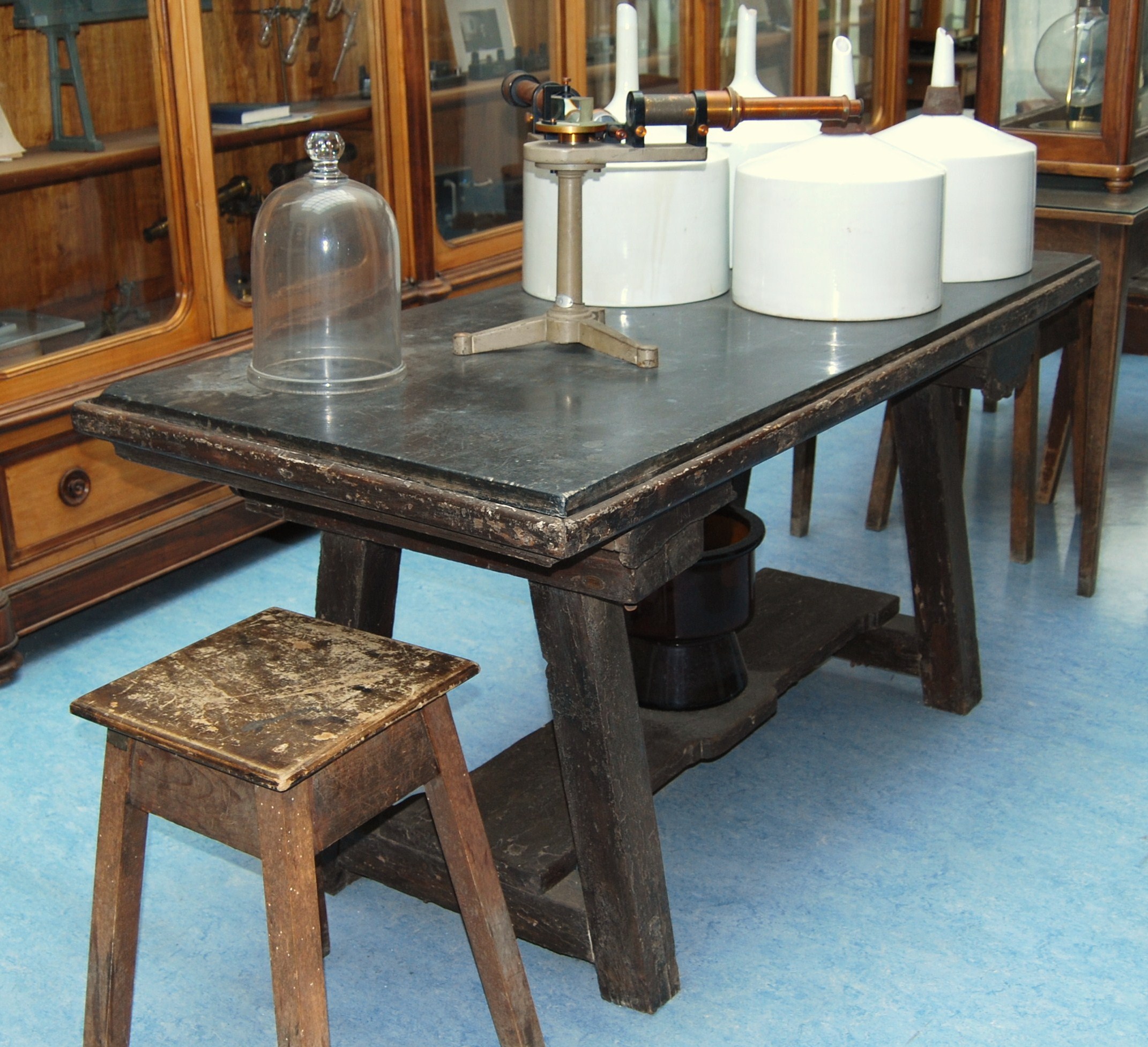 tavolo per esperienze di laboratorio di Ugo Schiff (laboratorio) - scuola chimica fiorentina (metà/ inizio XIX/ XX)