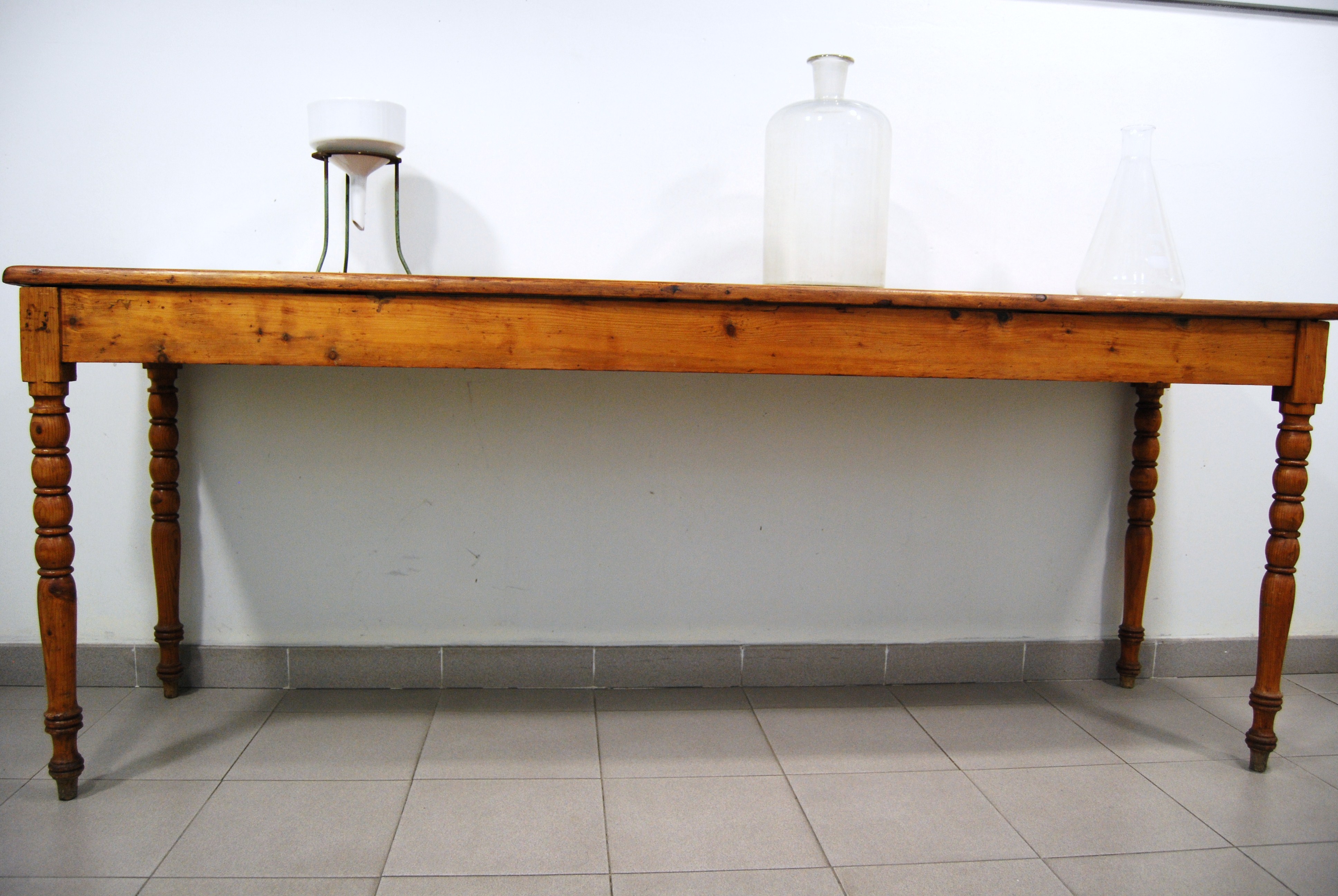 tavolo per esperienze di laboratorio di Ugo Schiff (laboratorio) - scuola chimica fiorentina (metà/ inizio XIX/ XX)