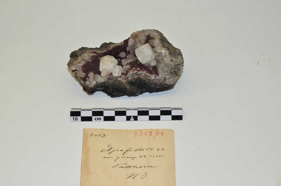 Fluoroapofillite (esemplare)