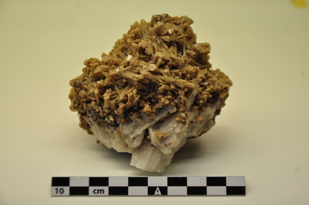 muscovite su cleavelandite (esemplare)