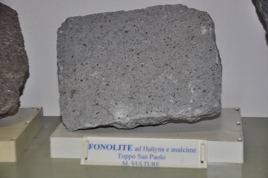 Fonolite ad Haüyna e Analcime (esemplare)