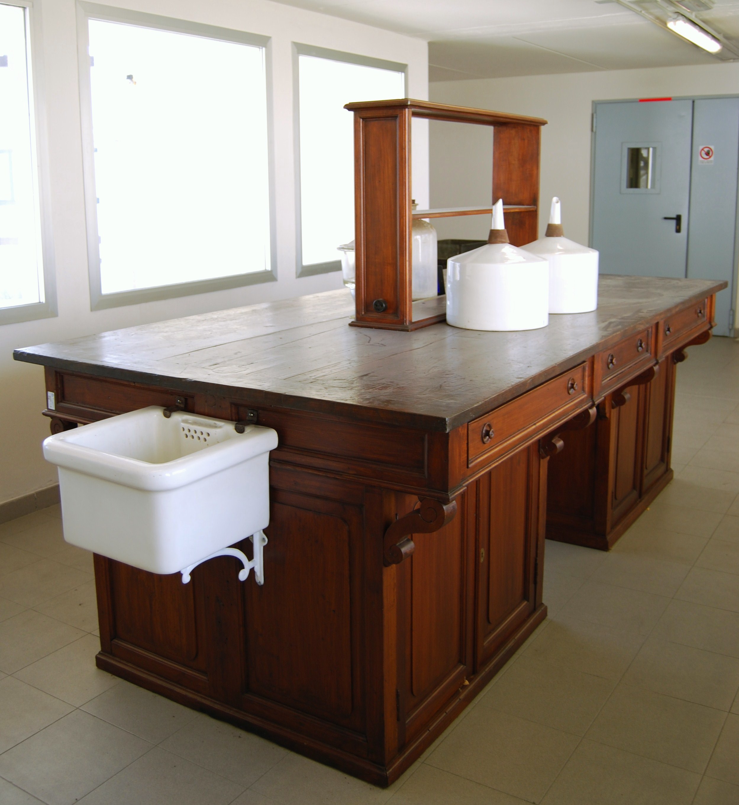 tavolo per esperienze di laboratorio, banco chimico - scuola chimica fiorentina (seconda metà XIX)