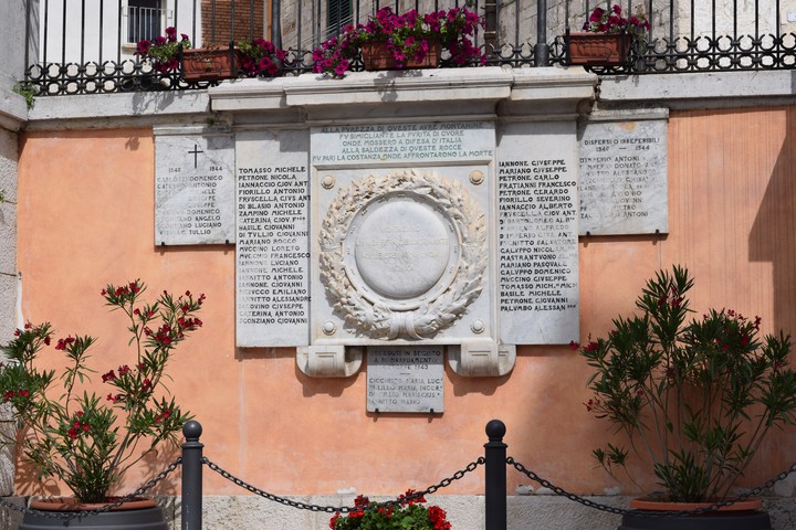 allegoria della Vittoria (monumento ai caduti - a lapide) - bottega molisana (sec. XX)