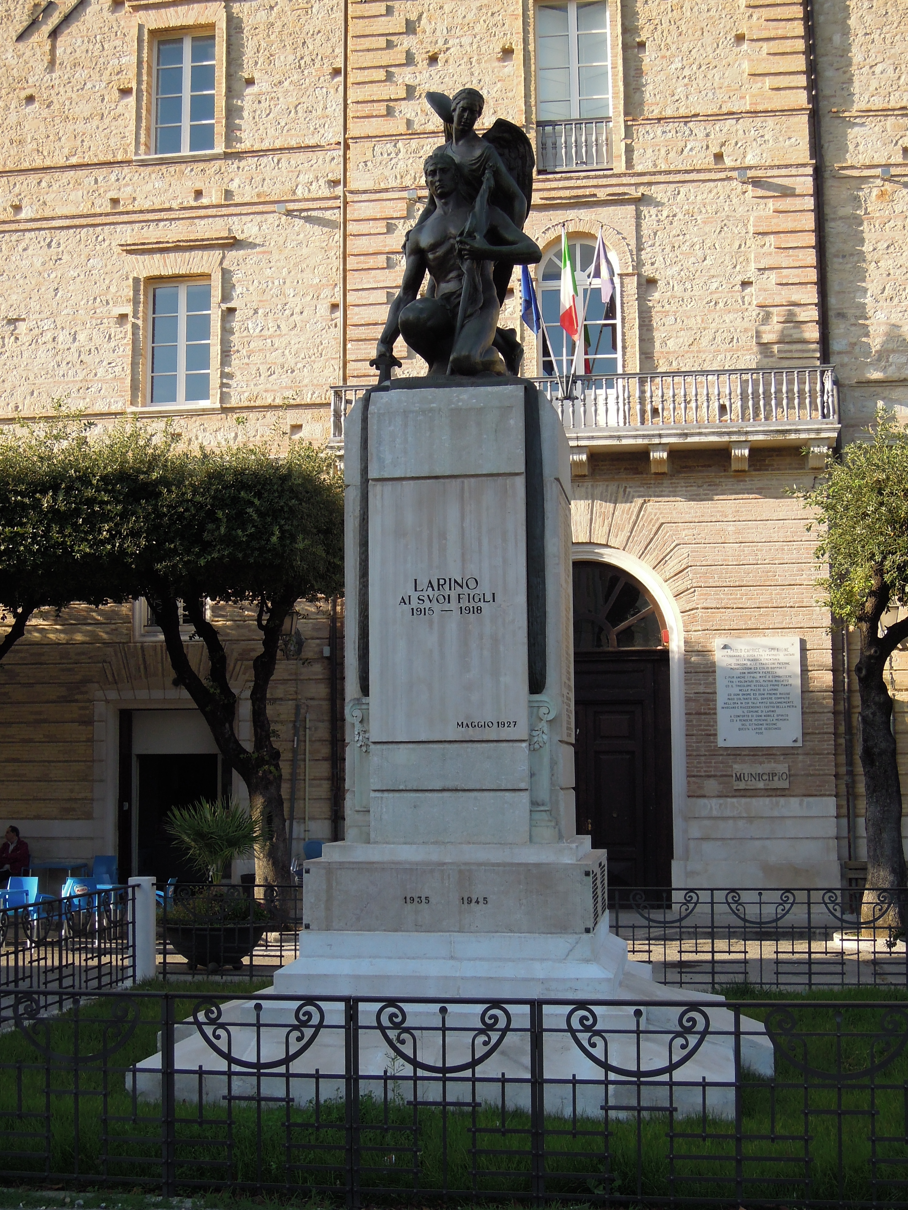 allegoria del soldato come eroe antico che porta la bandiera, allegoria della Vittoria come donna vestita all'antica, allegoria della città (monumento ai caduti - a cippo) di Puchetti Enzo, Del Monaco Domenico (laboratorio) - bottega molisana (primo quarto, terzo quarto XX, XX, XX)