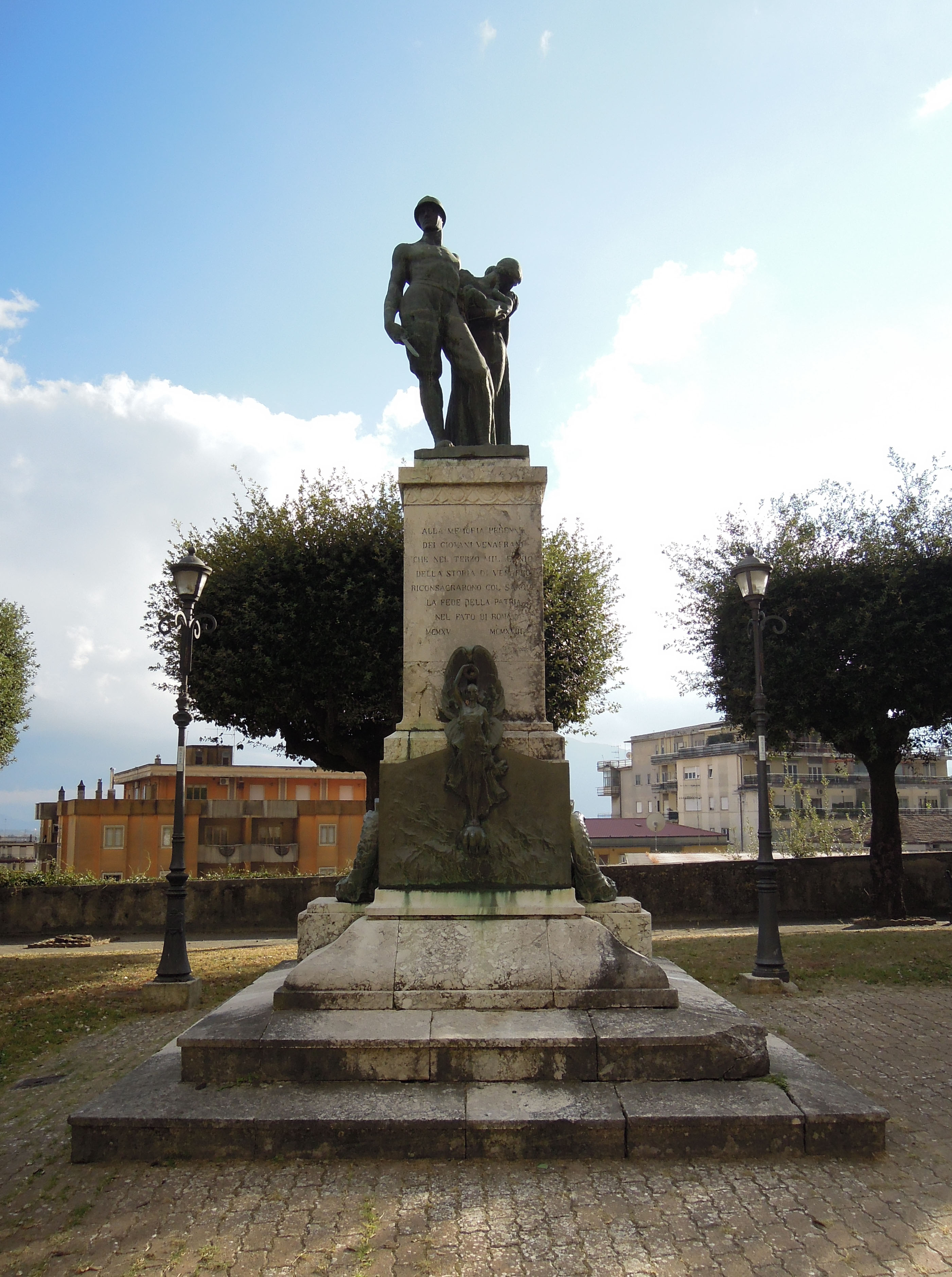 allegoria del soldato che protegge una madre col bambino, allegoria della Vittoria come donna vestita all'antica (monumento ai caduti - a cippo) di Tamagnini Torquato (attribuito) (sec. XX)