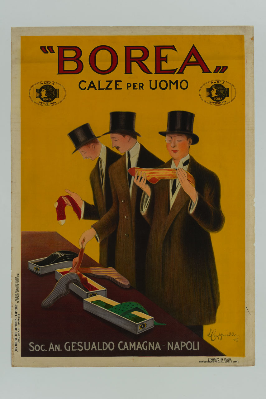 tre signori elegantemente vestiti con cappotto, cravatta e cilindro osservano ed esaminano con attenzione calze maschili, estraendole dalla scatole appoggiate sul tavolo (manifesto) di Cappiello Leonetto (sec. XX)