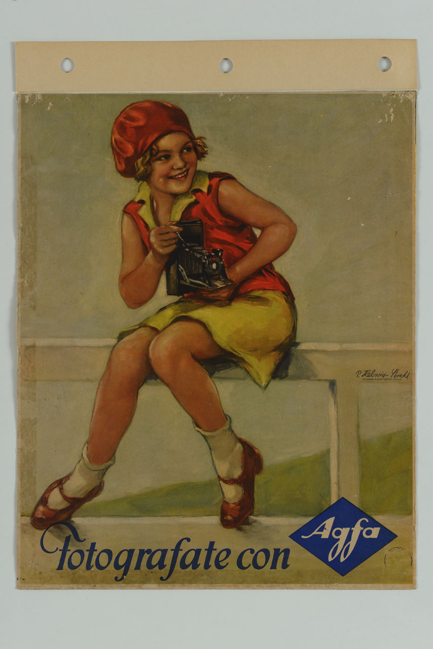 bambina sorridente seduta su staccionata con abito giallo e basco rosso regge macchina fotografica (manifesto) di Helwig-Strehl Paul (sec. XX)