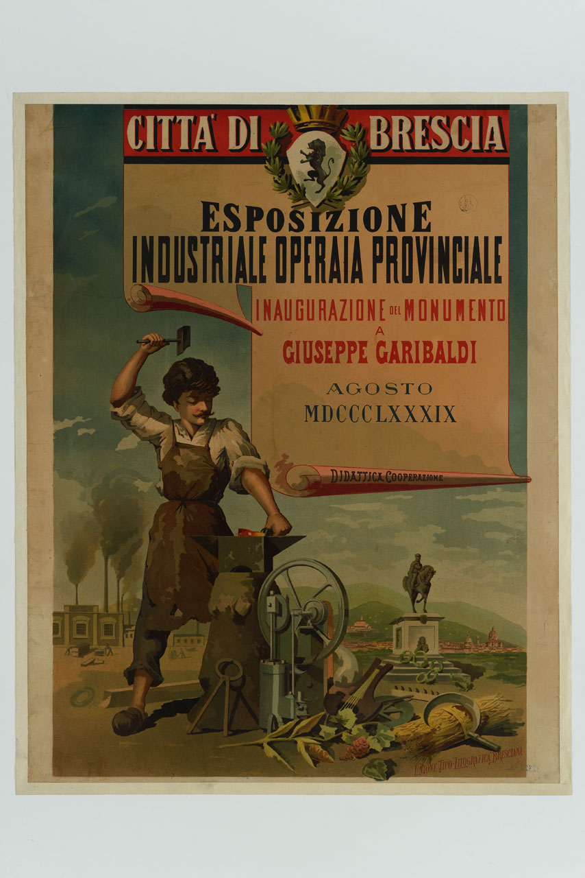 un giovane fabbro batte un ferro caldo sopra l'incudine; ai suoi piedi strumenti del lavoro industriale e agricolo; alle sue spalle una fabbrica, la veduta della città di Brescia e il monumento a Giuseppe Garibaldi (manifesto) - ambito italiano (sec. XIX)