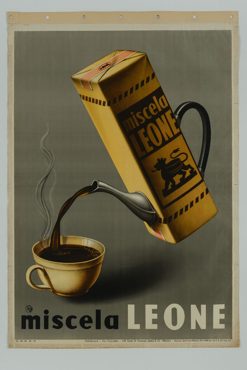 confezione di Miscela Leone con manico e beccuccio da cui esce una bevanda scura, ed una tazzina (manifesto) di Cavadini Alfredo (sec. XX)