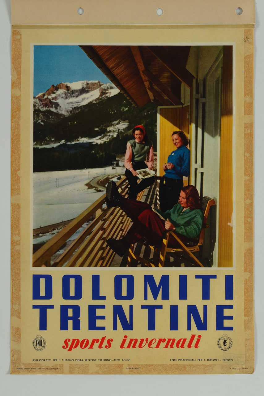 giovani donne su balcone di baita alpina con pista da sci e montagna sul fondo (manifesto) - ambito italiano (sec. XX)