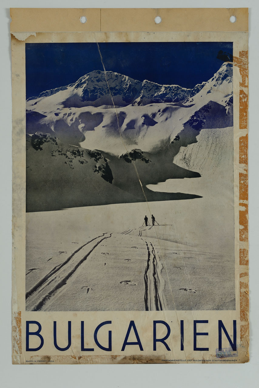 due sciatori su una pista da sci tra montagne innevate (manifesto) di Harrison Fischer - ambito Europa orientale (XX)