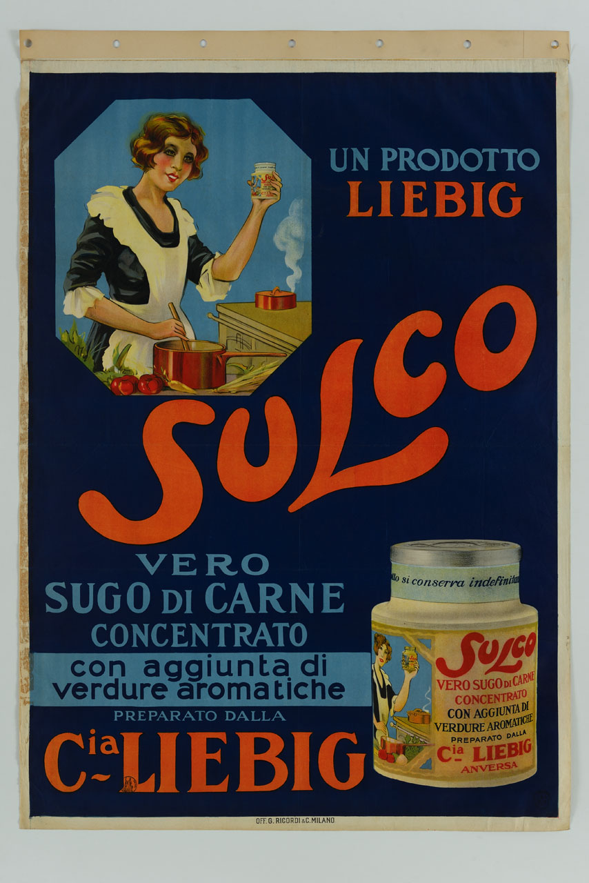 una donna in cucina prepara il sugo di carne, tenendo con la mano sinistra un barattolo di sugo Sulco; in basso a destra un barattolo del sugo con la stessa immagine (manifesto) - ambito italiano (sec. XX)