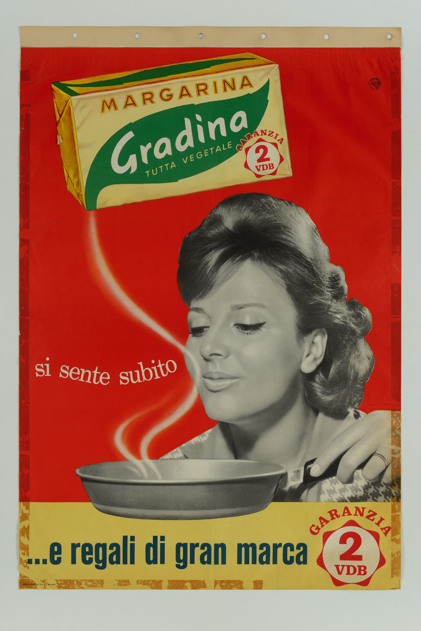 una donna avvicina il viso ad una padella per apprezzare il profumo della margarina fusa, dalla quale emana il vapore che raggiunge il panetto posto più in alto (manifesto) - ambito italiano (sec. XX)