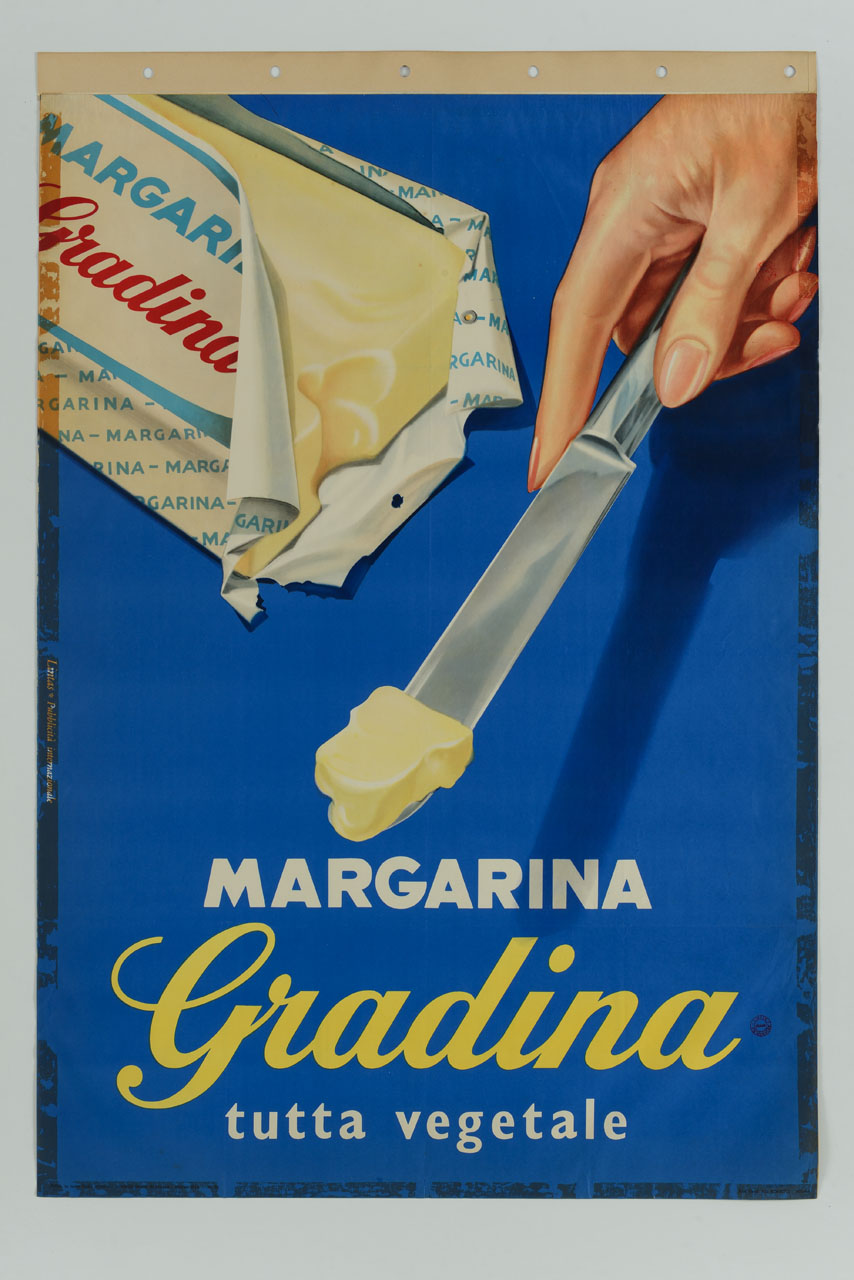 una mano femminile tiene un coltello, con il quale ha appena preso una noce di margarina dal panetto sulla sinistra (manifesto) di Lintas (sec. XX)