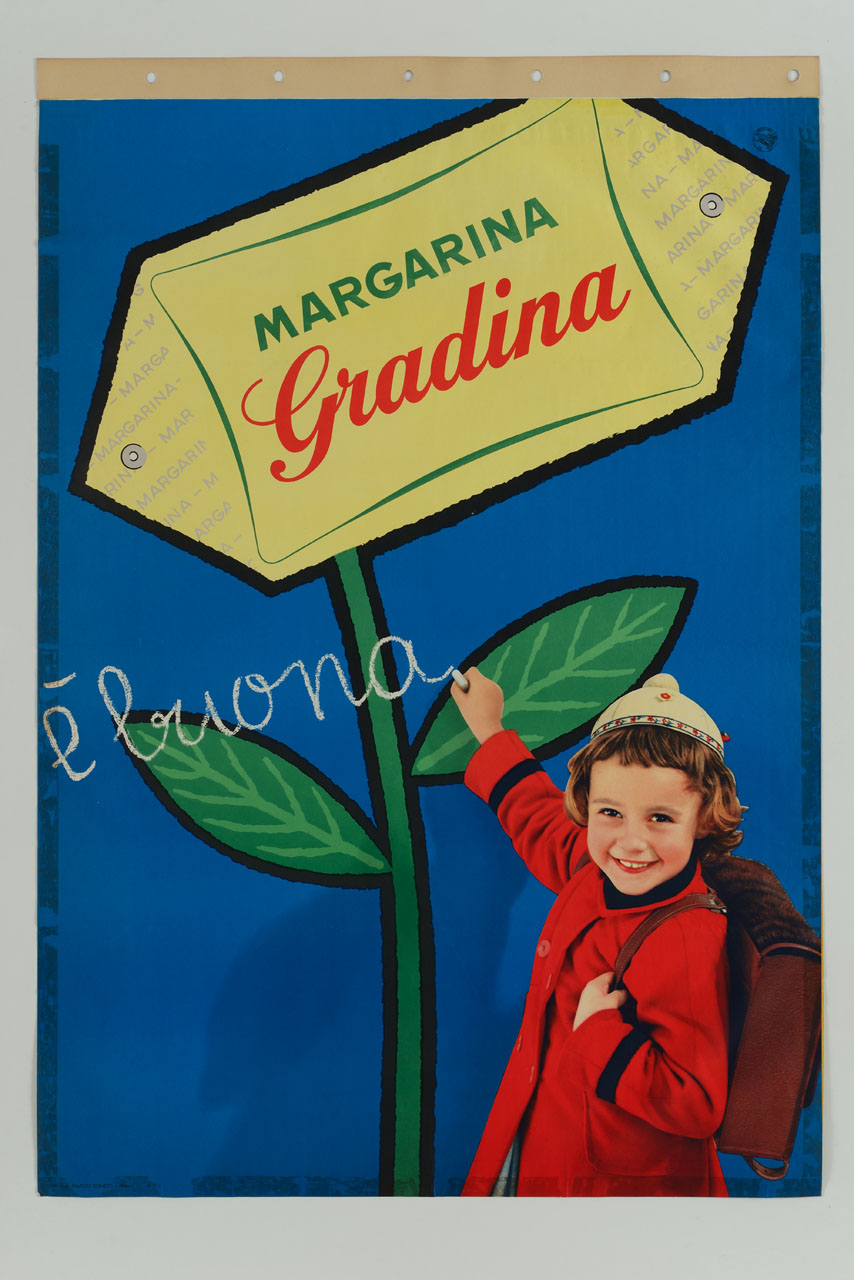 una confezione di margarina Gradina aperta ai lati, forma la corolla di un fiore disegnato tenuto in mano da una bambina con cartella, che scrive con il gesso bianco "è buona" (manifesto) - ambito italiano (sec. XX)