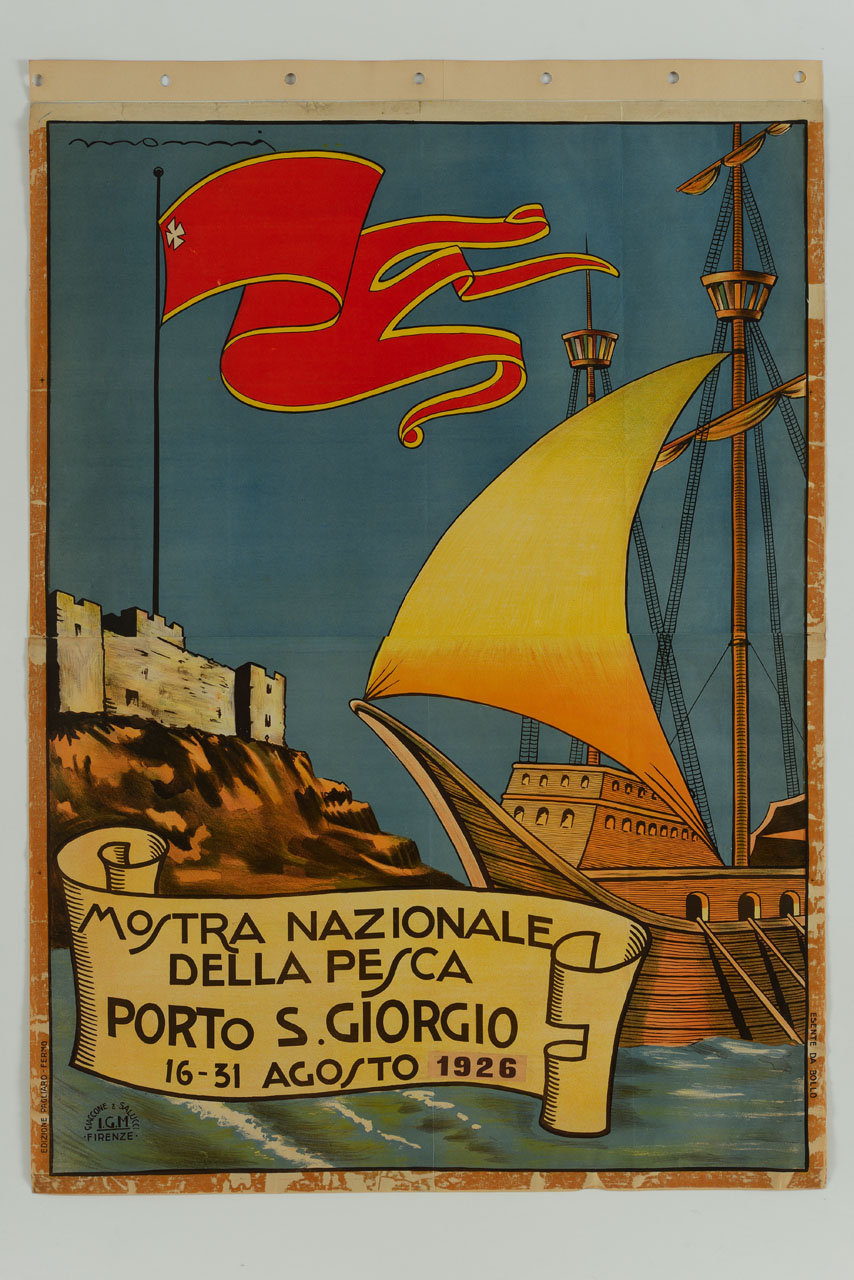 un veliero transita davanti a Rocca Tiepolo a Porto San Giorgio, sulla quale sventola la bandiera con lo stemma comunale; davanti entro cartiglio gli estremi della mostra (manifesto) di Monni Pietro (sec. XX)