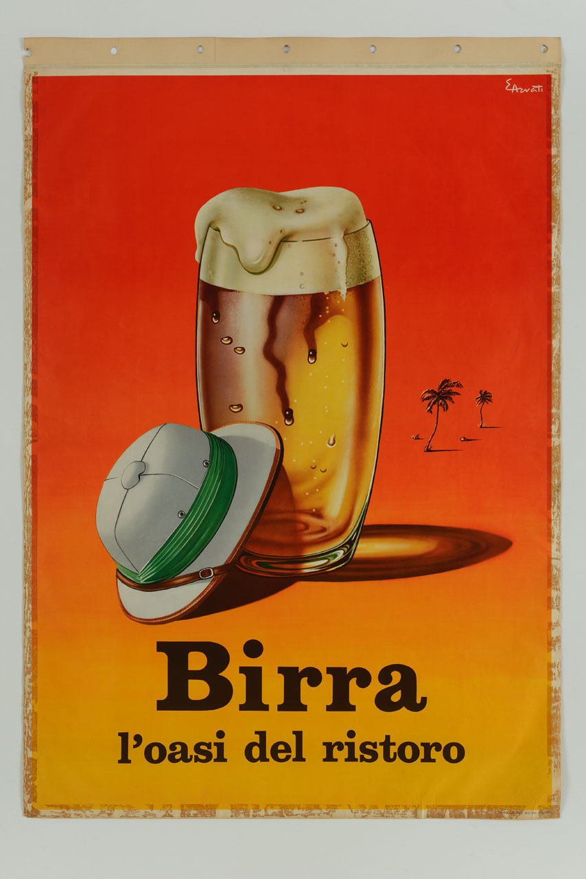 un boccale di birra fresca e spumosa proietta la sua ombra sulle sabbie gialle del deserto; sullo sfondo due palme; appoggiato al bicchiere un casco coloniale (manifesto) di Arvati Enrico (sec. XX)