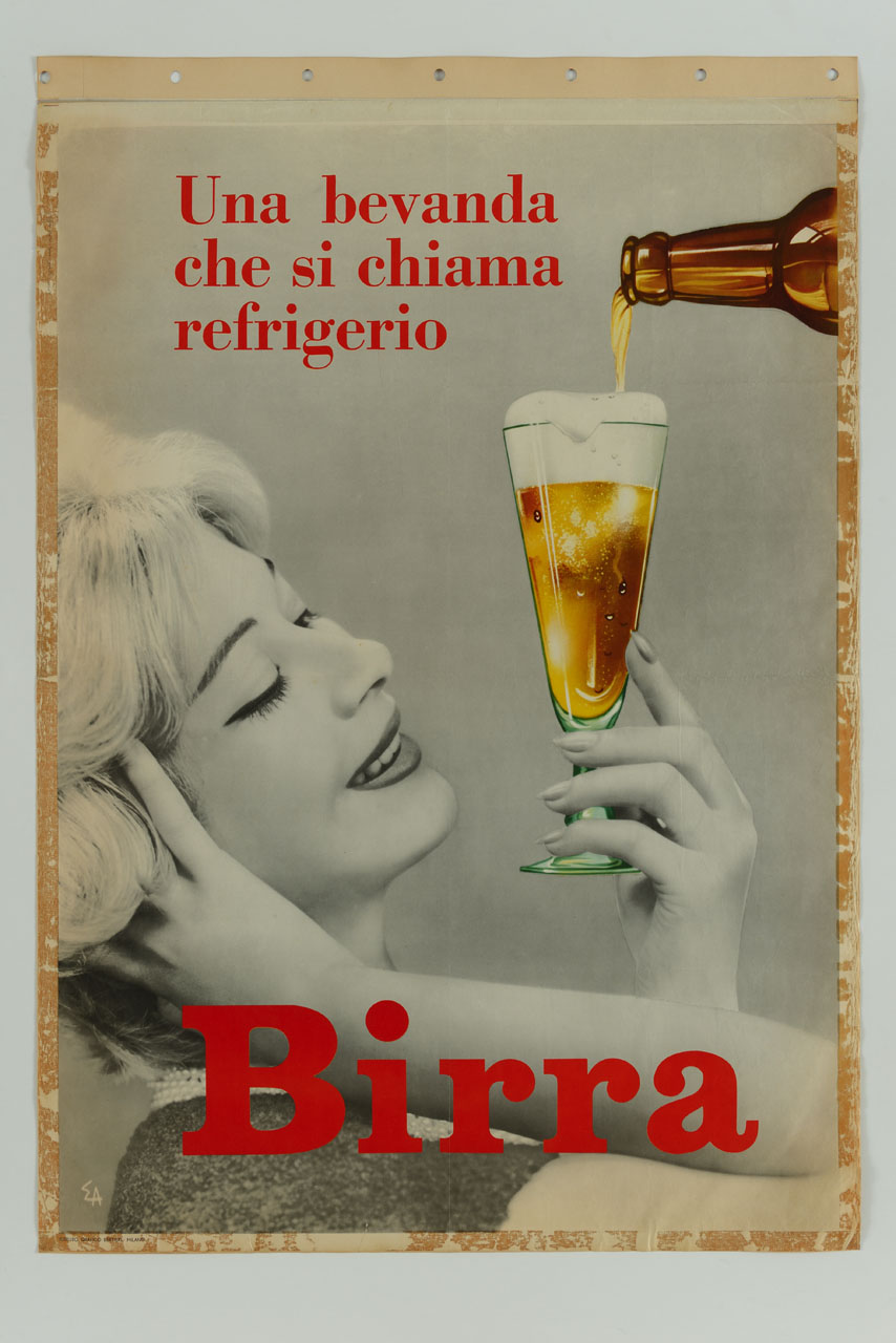 una donna bionda che porta la mano destra alla testa, osservando una bottiglia di birra che viene versata nel bicchiere che tiene con l'altra mano (manifesto) di Arvati Enrico (sec. XX)