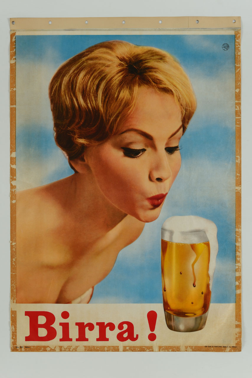 una donna bionda che accosta le labbra ad un bicchiere di birra fresca e spumosa; sullo sofndo un cielo azzurro con nuvole bianche (manifesto) - ambito italiano (sec. XX)