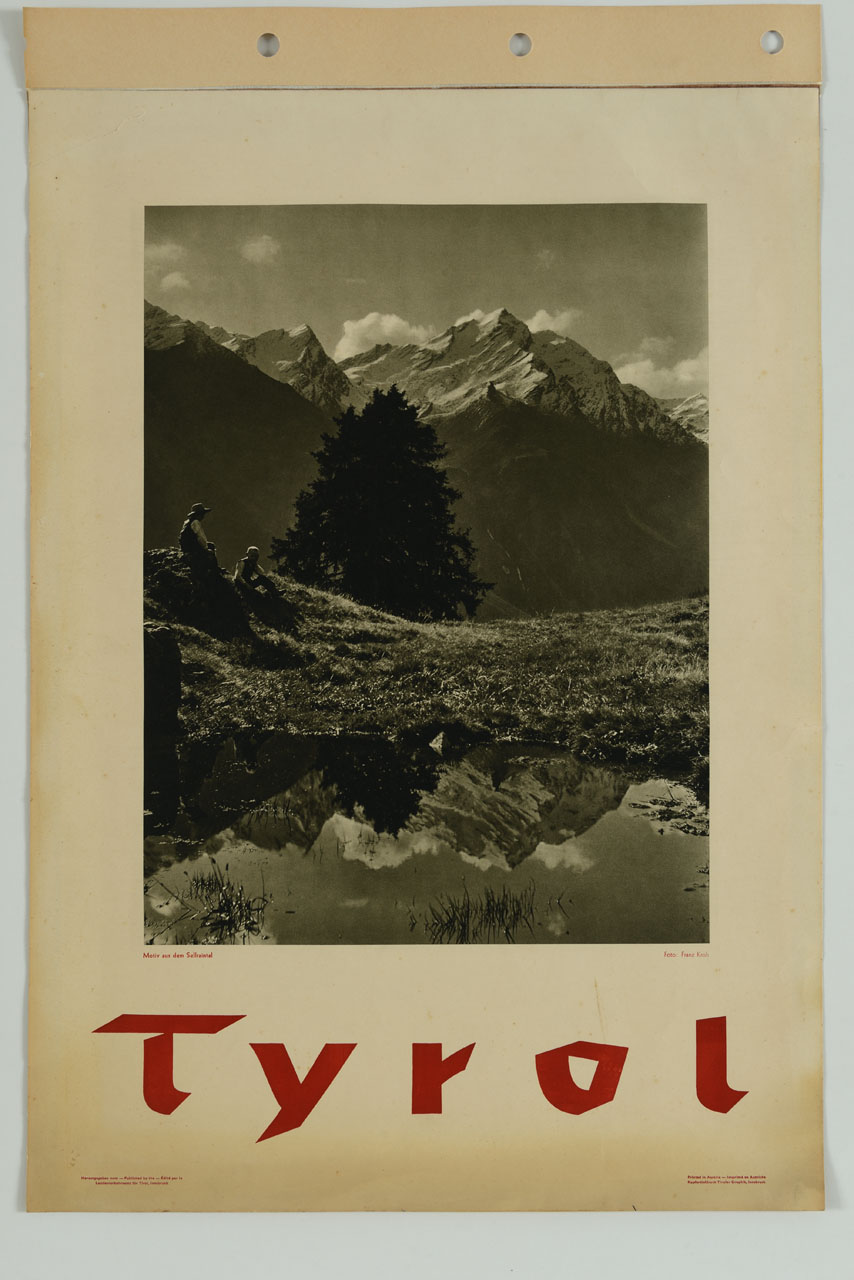 veduta fotografica della valle Sellraintal in Tirolo; due bambini sono seduti sull'erba a bordo di uno specchio d'acqua, nel quale si riflettono le montagne (manifesto) di Kroh Franz (sec. XX)
