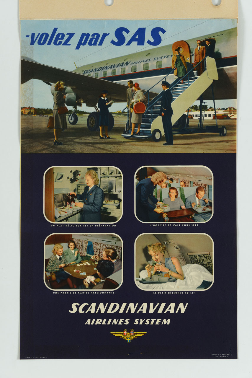 alcuni passeggeri stanno per salire a bordo di un aeroplano; in basso entro riquadri alcune attività a bordo: un hostess prepara un pasto e lo serve a una viaggiatrice; alcuni passeggeri giocano a carte e una donna consuma la sua colazione a letto (manifesto) - ambito danese (sec.XX)