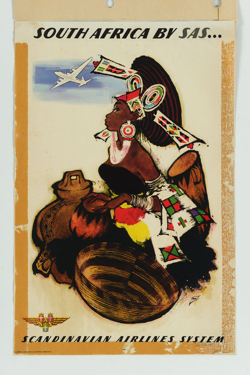 donna africana con copricapo colorato circondata da oggetti di artigianato locale e un tamburo (manifesto) - ambito danese (sec. XX)