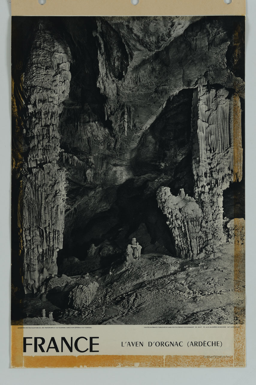 speleologo all'interno della grotta di Orgnac (manifesto) - ambito francese (sec. XX)