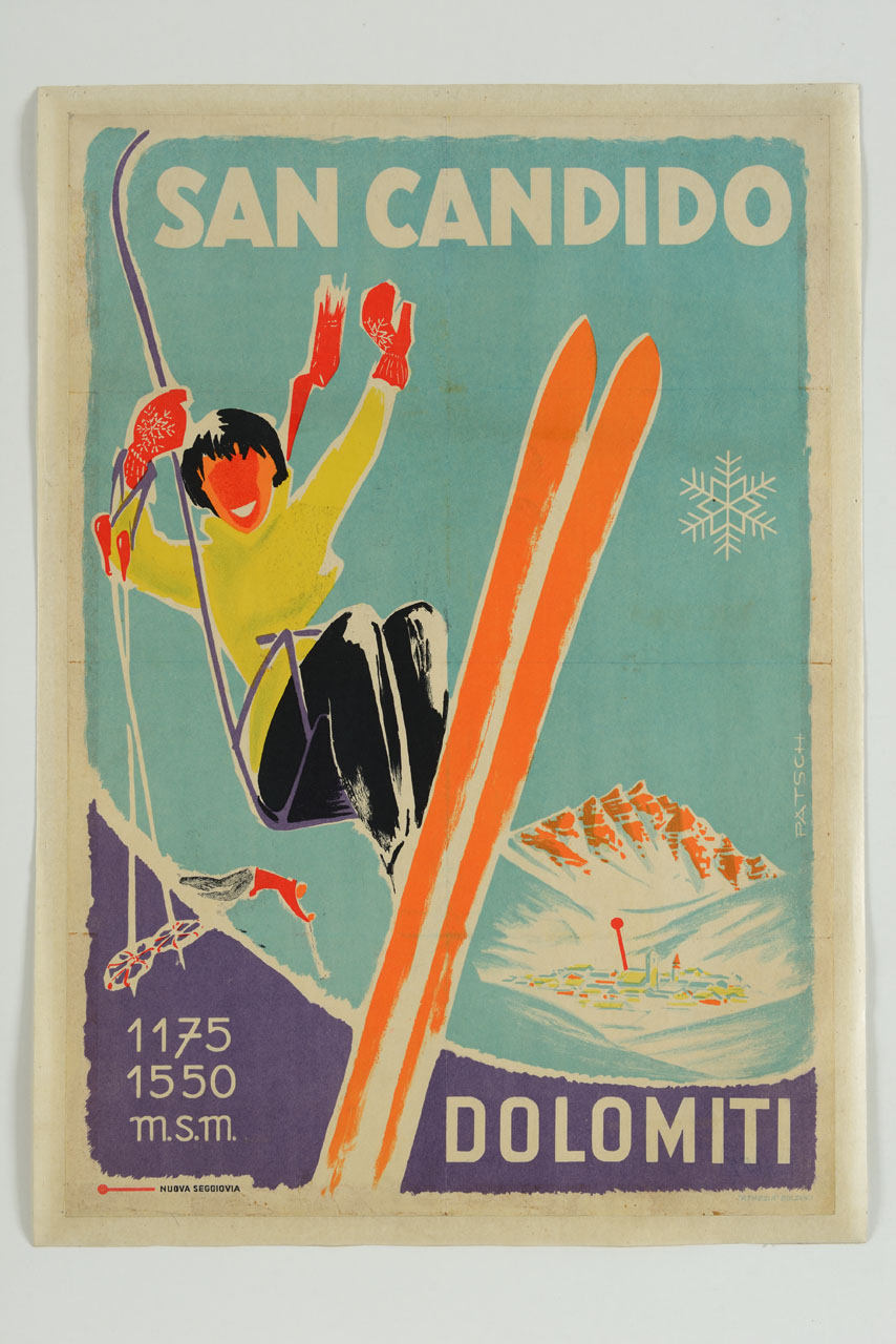 una sciatrice suduta sulla seggiovia saluta con la mano alzata; sullo sfondo il paese di San Candido ai piedi delle Dolomiti di Sesto (manifesto) di Patsch Luis (sec. XX)