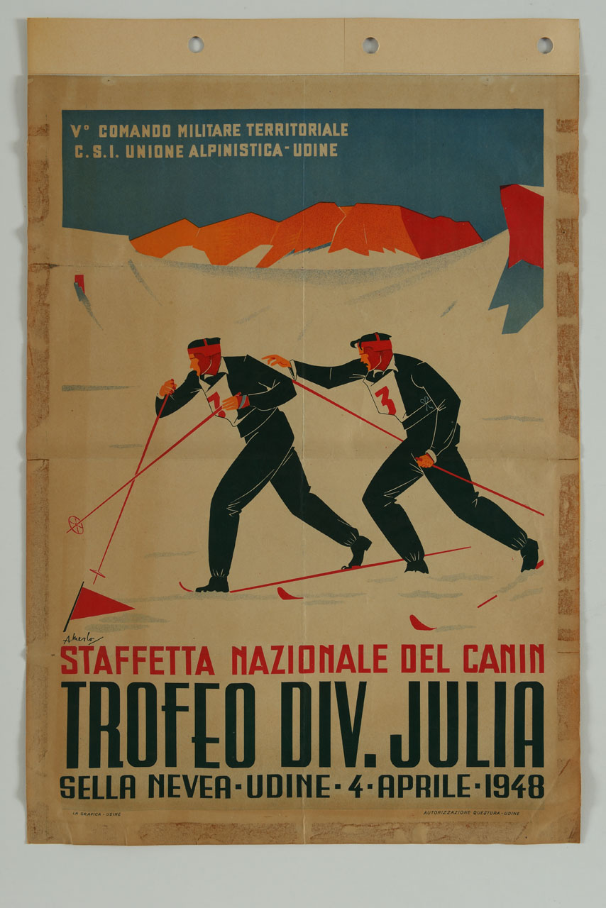 due sciatori durante una gara di staffetta lungo una pista innevata; sullo sfondo il Monte Canin (manifesto) di Merlo Aldo (sec. XX)