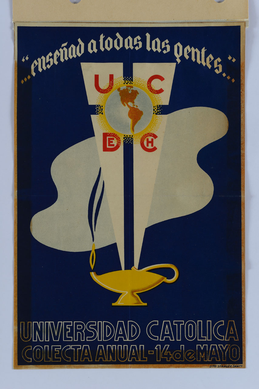 da una lampada ad olio indiana esce un fumo bianco e un fascio luminoso con una croce; al suo centro un sole con la sagoma dell'America e l'acronimo dell'Università Cattolica del Cile (manifesto) - ambito cileno (sec. XX)