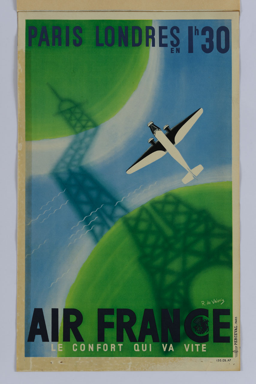 un aeroplano, proveniente dalla Francia, sorvola il canale della Manica per giungere in Inghilterra; la sua sagoma proietta l'ombra della torre Eiffel (manifesto) di Roger Laviron detto Roger De Valerio (sec. XX)