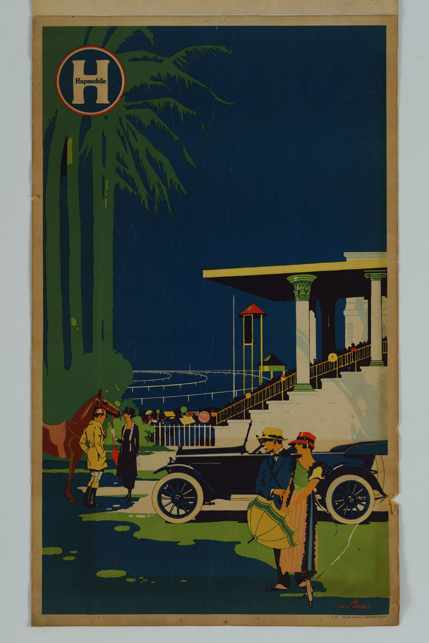 una Hupmobile decappotabile degli anni '30 parcheggiata all'esterno di un ippodromo; davanti alcune persone elgantemente vestite e un fantino con il suo cavallo (manifesto) di Lambert Jack (sec. XX)