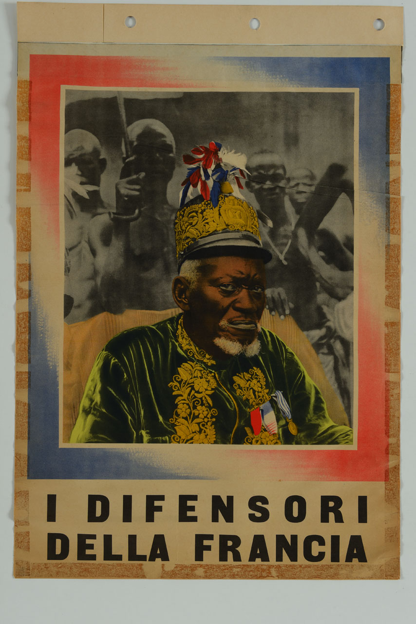 ritratto del sovrano di un popolo africano; il re indossa un abito finemente ricamato, sul cappello porta piume con il tricolore francese e sul petto alcune medaglie, tra le quali una con il tricolore della Francia (manifesto) - ambito italiano (sec. XX)
