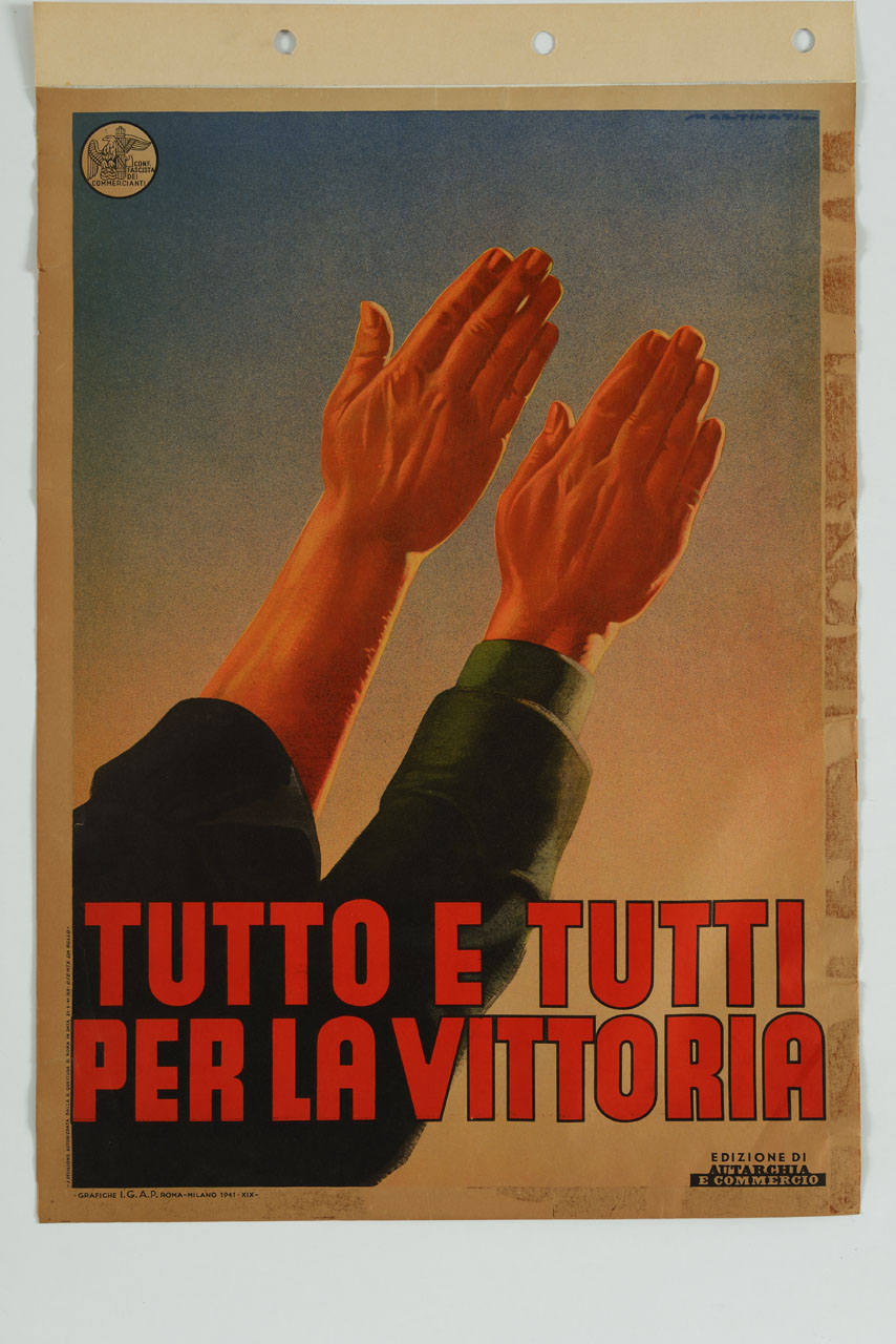 due mani maschili alzate per il saluto romano (manifesto) di Martinati Luigi (sec. XX)