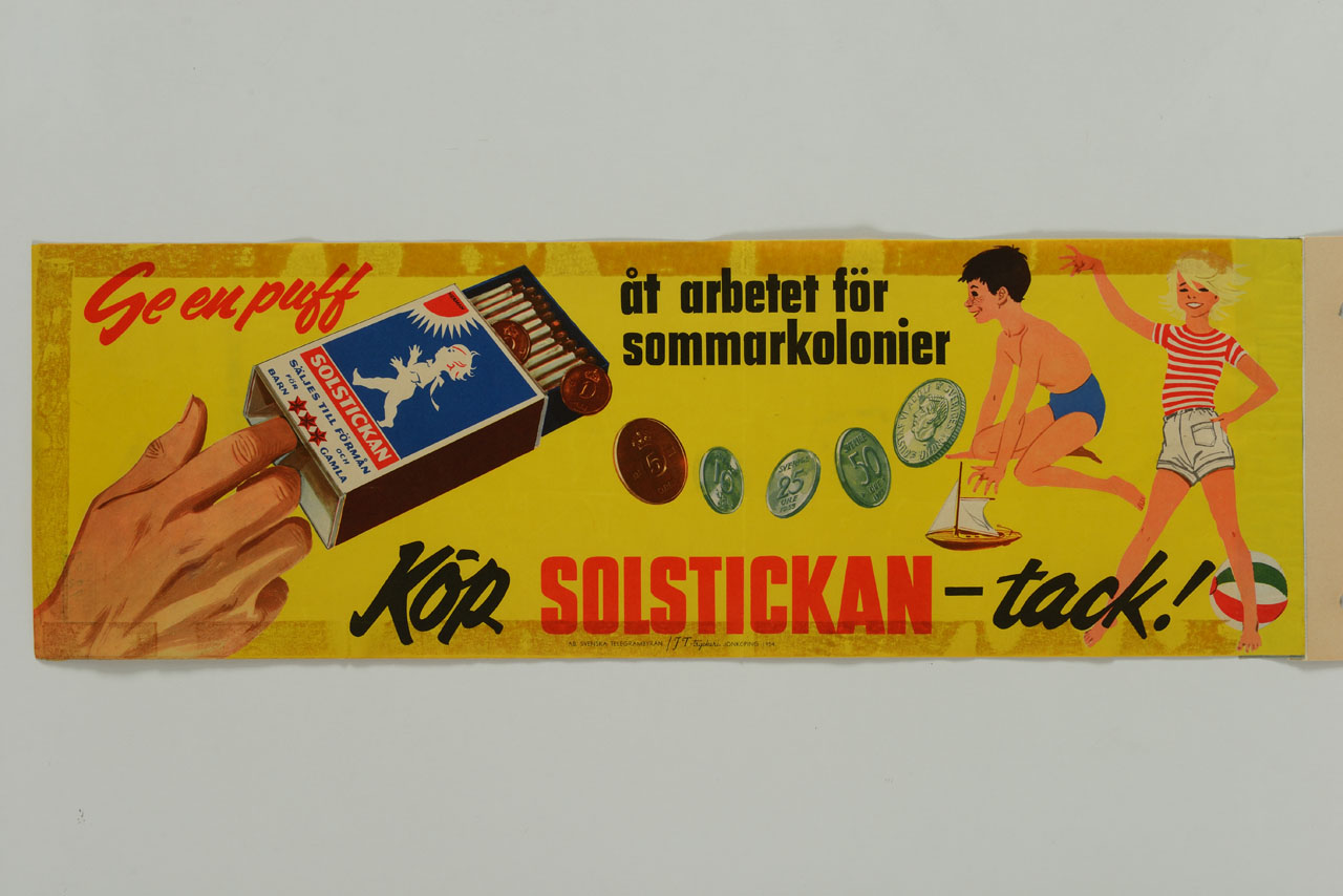 una mano da un colpetto ad una scatola di fiammiferi dalla quale escono delle corone svedesi che raggiungono due bambini sulla destra che giocano con una barchetta e con una palla da spiaggia (manifesto) - ambito svedese (sec. XX)