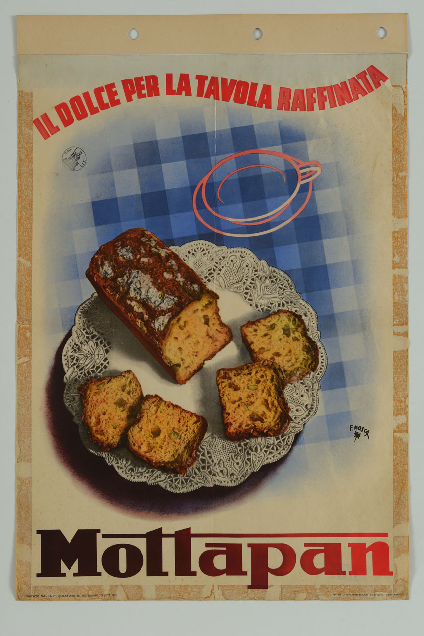 fotografia di un panettone, in parte tagliato a fette, adagiato su un centrino da tavola con a fianco una tazza stilizzata; la tavola è apparecchiata con una tovaglia a qaudri bianchi e azzurri (manifesto) di Mosca Franco (sec. XX)