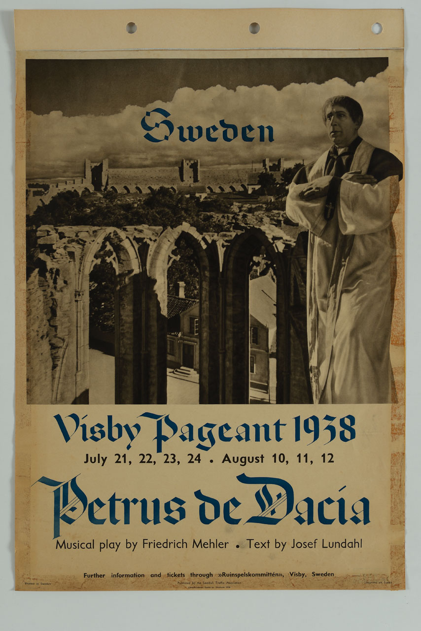 figura maschile in veste monacale con braccia conserte; sullo sfondo le mura e alcune rovine della città (manifesto) - ambito svedese (sec. XX)