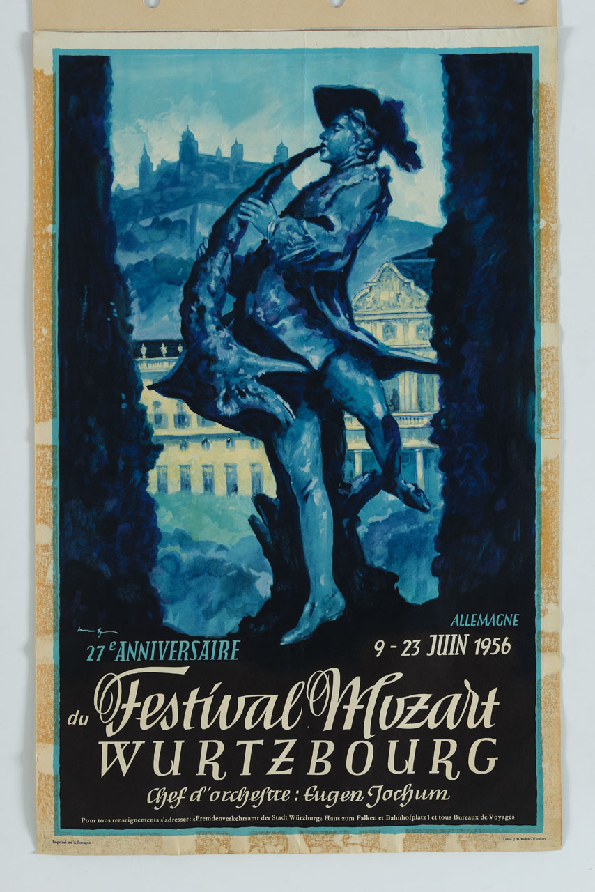 uomo con panciotto, cappello e parrucca suona un pesce sullo sfondo una città con castello (manifesto) - ambito tedesco (sec. XX)