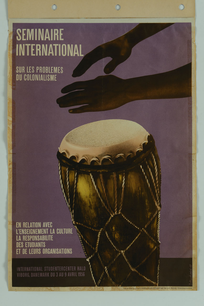 mani suonano un tamburo africano (manifesto) - ambito cecoslovacco (sec. XX)
