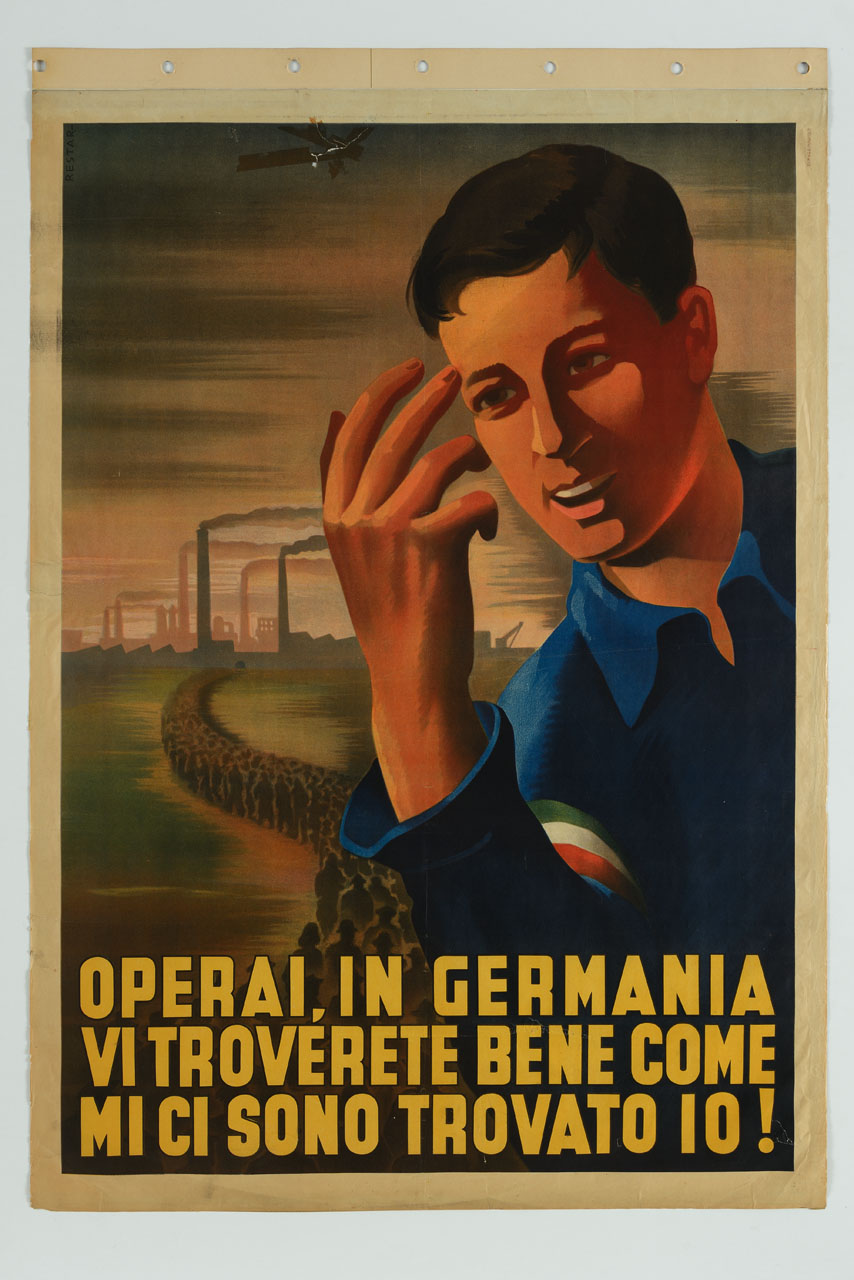 giovane con fascia tricolore al braccio davanti a una lunga fila di persone dirette a una zona industriale (manifesto) di Restar - ambito tedesco (sec. XX)
