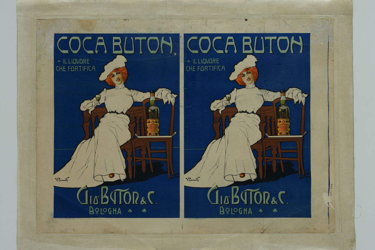 elegante signora seduta regge un bicchiere di liquore nella mano destra, mentre la sinistra poggia sullo schienale di una sedia reggente una grande bottiglia di liquore (manifesto) di Ceccanti Vincenzo (sec. XX)