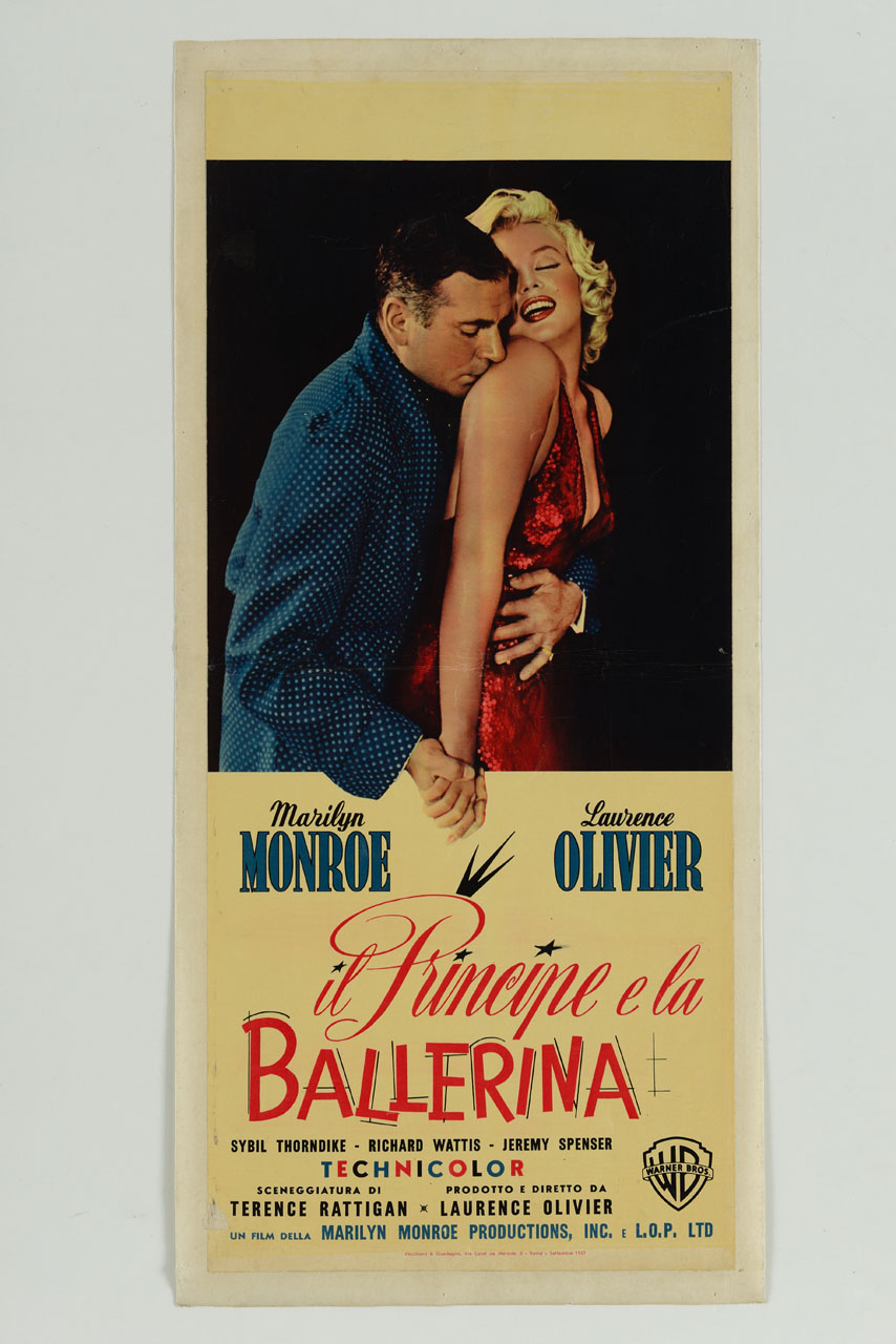 fotografia di Laurence Olivier in abito da camera che bacia Marilyn Monroe in abito da sera rosso (manifesto) - ambito romano (sec. XX)