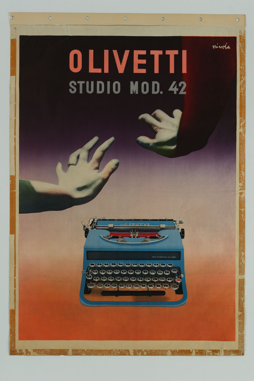 coppia di mani si avvicina a una macchina da scrivere (manifesto) di Nivola Costantino (sec. XX)