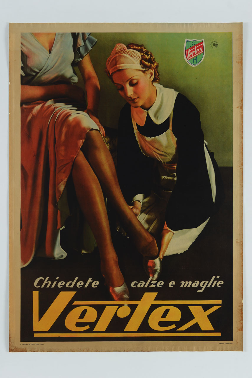domestica infila una pianella a una donna con calze e vestaglia seduta a gambe accavallate (manifesto) di Colorgraphic (sec. XX)