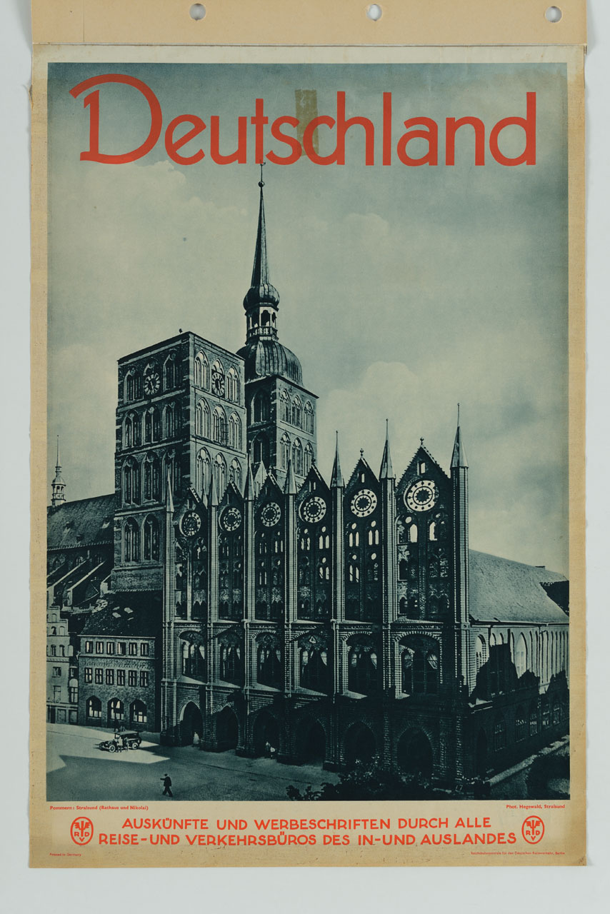 veduta della chiesa di San Nicola e del municipio di Stralsund (manifesto) di Hegewald - ambito tedesco (metà sec. XX)