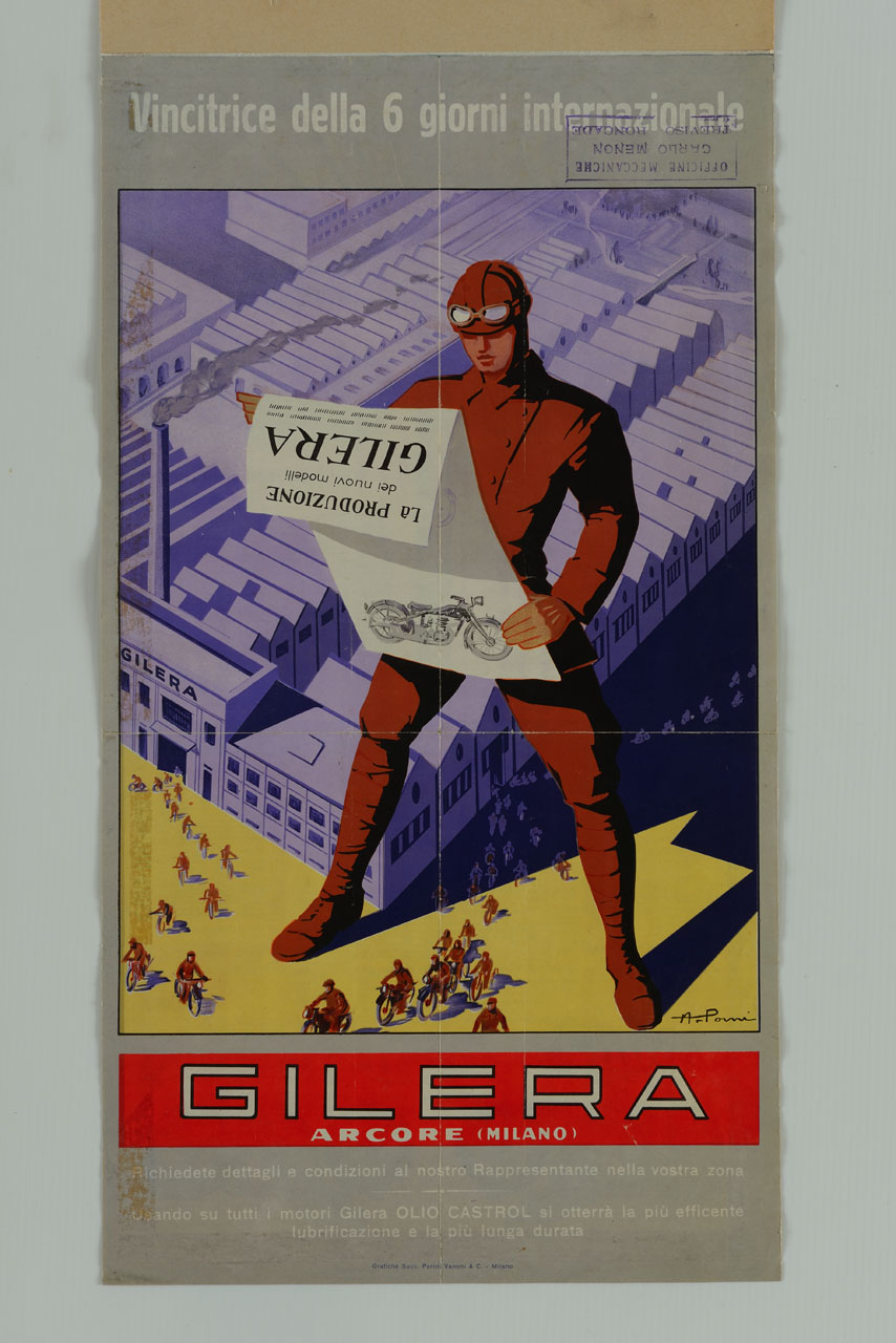 motociclista con casco e occhiali legge foglio di giornale sullo sfondo di una fabbrica da cui escono decine di motociclette (manifesto) di Pomi Armando (sec. XX)