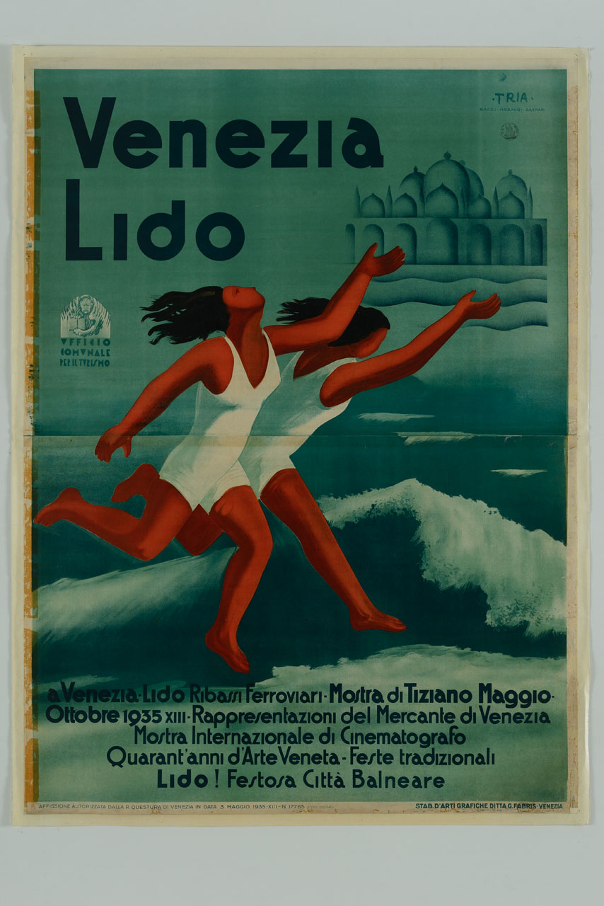 due giovani donne corrono sulla spiaggia davanti al mare mosso da onde (manifesto, stampa composita) di TRIA, Bacci Edmondo, Morandis Gino, Gaspari Luciano (sec. XX)
